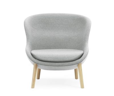 Grauer Hyg Lounge Chair Sessel von Normann Copenhagen mit hellen Holzbeinen, Frontansicht.